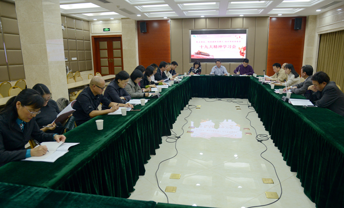校黨委副書記沈赤向民主黨派、統(tǒng)戰(zhàn)團(tuán)體負(fù)責(zé)人，市政協(xié)委員宣講十九大精神