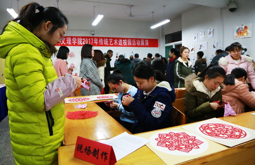 色彩絢麗、喜氣洋洋的活動(dòng)現(xiàn)場