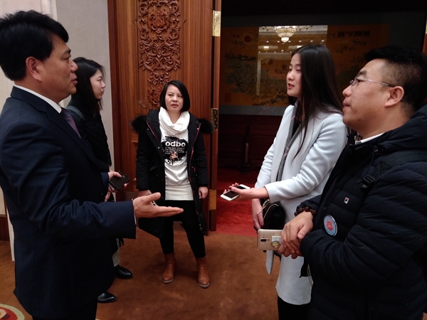 新聞發(fā)布會現(xiàn)場，多家媒體記者采訪賀瑞虎書記