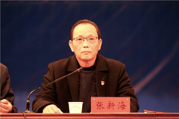 副校長、工會主席張新海宣讀表彰文件