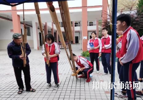 學(xué)費(fèi)對于家長們來說，會在了解學(xué)校之前自己確定好學(xué)費(fèi)的范圍，這樣就以這個目標(biāo)來衡量學(xué)校，但是有的家長其實是更關(guān)心學(xué)校的安全這些，很擔(dān)心學(xué)生在學(xué)校沒有安全保障，所以小編就準(zhǔn)備了臺江幼兒師范中等職業(yè)學(xué)校收費(fèi)情況，供與參考。 臺江幼兒師范中等職業(yè)學(xué)校收費(fèi)標(biāo)準(zhǔn) 住宿費(fèi)500元/學(xué)年、書本費(fèi)400元/學(xué)年,合計繳費(fèi)900元。 建檔立卡戶享受“三免兩補(bǔ)”(免學(xué)費(fèi)、免(補(bǔ))住宿費(fèi)、免(補(bǔ))書費(fèi)，國家助學(xué)金、專項助學(xué)金) 臺江幼兒師范中等職業(yè)學(xué)校開展7月主題黨日系列活動 1921.7 ~ 2019.7 篳路藍(lán)縷，砥礪前行 初心不忘，邁向復(fù)興 98年，對于一個人，也許很漫長; 對于一個國家，彈指一揮間; 對于一個政黨，恰是風(fēng)華正茂! 今年，黨的98歲生日， 我們熱烈慶祝中國共產(chǎn)黨98周年快樂! 6月10日晚,我校第一屆校園“十佳歌手”比賽暨歌唱祖國獻(xiàn)禮70周年決賽在演播廳拉開序幕。 來自學(xué)校不同專業(yè)的19位同學(xué)引吭高歌，歌唱祖國。比賽期間高潮迭起，精彩紛呈。選手們在舞臺上活力四射，盡顯職校學(xué)生魅力。 近一個半小時的角逐，“十佳歌手”終于誕生。張帆校長、金海清副校長親自為獲獎學(xué)生頒發(fā)榮譽(yù)證書。頒獎結(jié)束后，全體同學(xué)用一曲《我和我的祖國》獻(xiàn)禮祖國70周年，唱出對黨和祖國的熱愛。 6月24日，我校黨支部書記、校長張帆，黨支部副書記趙明珠走訪慰問貧困學(xué)生姜發(fā)才，張帆校長仔細(xì)詢問姜發(fā)才在杭州的學(xué)習(xí)和生活情況，希望姜發(fā)才在杭州繼續(xù)努力學(xué)習(xí)，認(rèn)真做好即將開展的頂崗實習(xí)工作，學(xué)好技能走出大山，通過自己的努力改變自己和家庭的命運(yùn)，最后，張帆校長代表臺江職校黨支部及全體師生將6000元愛心捐款交到了姜發(fā)才伯母手中。 6月28日，我校黨支部書記、校長張帆，黨支部副書記趙明珠走慰問貧困學(xué)生姜非明、姜非林(兩人為雙胞胎，孤兒)。張帆校長親自為兩位同學(xué)送去新衣服，并詳細(xì)了解學(xué)生的家庭情況，與其監(jiān)護(hù)人進(jìn)行溝通和交流，將一千多元資助金交到學(xué)生監(jiān)護(hù)人手中，以增強(qiáng)其克服困難的信心。 6月28日，臺江職校黨支部圍繞脫貧攻堅工作，開展走訪慰問，送溫暖、送服務(wù)活動，幫助特困黨員、老黨員等解決工作中的實際困難和生活問題，走訪慰問幫扶村、看望我校脫貧攻堅駐村干部，為南省村村委送去兩箱辦公室打印用紙，為南省村貧困黨員、臺江職校困難黨員、老黨員送去食用油、大米等慰問品。 張帆校長致辭，回顧黨支部工作并對奮斗在各工作崗位上的黨員表示感謝，同時向全體黨員提出要求， 他表示，全體黨員要把加強(qiáng)黨的思想理論建設(shè)放在第一位，要加強(qiáng)黨性修養(yǎng)，不斷提高自身素質(zhì)，要加強(qiáng)作風(fēng)建設(shè)，提高教育教學(xué)質(zhì)量。 “我志愿加入中國共產(chǎn)黨，擁護(hù)黨的綱領(lǐng)，遵守黨的章程……隨時準(zhǔn)備為黨和人民犧牲一切，永不叛黨!”7月1日，臺江職校全體黨員干部在退休黨員歐德耀同志帶領(lǐng)下，面對莊嚴(yán)的黨旗，整齊列隊，重溫入黨誓詞。 黨支部副書記趙明珠組織全體黨員學(xué)習(xí)習(xí)近平總書記在學(xué)校思想政治理論課教師座談會上的重要講話精神。 熊金江副校長宣讀《臺江職校關(guān)于“七一”表彰優(yōu)秀黨員、黨齡“逢十”黨員的決定》。 張帆校長為優(yōu)秀黨員、黨齡“逢十”黨員頒發(fā)榮譽(yù)證書 系列活動在雄壯的《國際歌》中落下帷幕，歌聲鏗鏘有力，革命精神代代傳遞，美好的生活共同憧憬。 九十八年，崢嶸歲月， 九十八年，輝煌歷程。 今天的我們揮舞著前輩們的偉大旗幟 ,追隨著那從未熄滅的明燈,沖鋒陷陣,高揚(yáng)風(fēng)帆,向著那彼岸,向著那未來更加執(zhí)著而勇敢地前進(jìn), 前進(jìn) ,前進(jìn)! 不是所有的中專學(xué)校都會根據(jù)分?jǐn)?shù)來錄取的，有的學(xué)校錄取是根據(jù)專業(yè)的招生要求面試錄取學(xué)生。其實現(xiàn)在學(xué)生想要升學(xué)有很多的通道，只是在家長和學(xué)生的觀念里，只有通過了高考或者中考是最好的，但是現(xiàn)在利用專業(yè)課程同樣也是能升學(xué)的。 家長在了解學(xué)校的學(xué)費(fèi)時也是要注意學(xué)校的學(xué)費(fèi)中間是穿插了各種的助學(xué)政策、減免政策、免學(xué)費(fèi)政策還有學(xué)校的獎學(xué)金政策，家長們把這些了解清楚了就可以幫助自己前進(jìn)一部分的學(xué)費(fèi)。