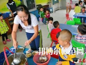 遵義2020年幼師學(xué)校有哪些科目?我們知道幼師專業(yè)是屬于一個(gè)學(xué)習(xí)內(nèi)容比較多的專業(yè)，因?yàn)槭切∨笥训膯⒚呻A段，同學(xué)們自己在報(bào)讀本專業(yè)的時(shí)候很多的同學(xué)都不知道到底是學(xué)一些什么?于是都來問道小編，小編就來給大家說一下關(guān)于學(xué)?？颇康氖虑榕?。  幼師學(xué)校學(xué)習(xí)專業(yè)課程 1、幼兒教育學(xué)  了解現(xiàn)代教育、幼兒教育的新觀念、新思想、新信息，結(jié)合我國幼兒教育改革中的新問題、新情況，將理論的闡述和幼兒教育實(shí)踐中的問題結(jié)合起來，進(jìn)行具體分析和指導(dǎo)。  2、幼兒心理學(xué)  了解幼兒的認(rèn)知和言語發(fā)展的特點(diǎn)和規(guī)律、幼兒的情緒、個(gè)性與社會(huì)性發(fā)展的關(guān)系及幼兒的活動(dòng)心里。能依據(jù)幼兒特點(diǎn)，利用所學(xué)相關(guān)知識(shí)，初步具備幼兒園基層崗位幼兒教師的工作能力。培養(yǎng)學(xué)生具有誠實(shí)守信、善于溝通和合作的品質(zhì)。  3、幼師英語  根據(jù)幼師學(xué)生的英語水平和專業(yè)特點(diǎn)，從聽、說、讀、寫四個(gè)方面全方位的培養(yǎng)學(xué)生，讓學(xué)生掌握基本語法知識(shí)、語音知識(shí)、日常用語，提高學(xué)生的口語交際技能和綜合閱讀、寫作能力。讓學(xué)生在學(xué)習(xí)過程中發(fā)展綜合語音運(yùn)用能力，提高人文素養(yǎng)，增強(qiáng)實(shí)踐能力，培養(yǎng)創(chuàng)新精神。  4、幼兒園組織與管理  讓學(xué)生了解幼兒園組織與管理的基本原理和內(nèi)容，掌握幼兒園組織與管理的基本規(guī)律，學(xué)會(huì)用所學(xué)專業(yè)理論解決實(shí)際工作中遇到的管理問題。結(jié)合案例分析，培養(yǎng)學(xué)生的思辨意識(shí)、創(chuàng)新意識(shí)，提高學(xué)生與時(shí)俱進(jìn)的管理理念，為學(xué)生今后從事幼兒園教育工作和管理工作奠定良好的基礎(chǔ)，具有較強(qiáng)的實(shí)用性和可操作性。  學(xué)前教育前景好不好 學(xué)前教育上的現(xiàn)在已經(jīng)有越來越多的人關(guān)注，就業(yè)前景上的非常不錯(cuò)的一個(gè)職業(yè)了，在現(xiàn)階段學(xué)前教育專業(yè)就業(yè)率上也在一直上升，我國對(duì)于學(xué)前教育上的重視的提升，也為學(xué)前教育專業(yè)人才提供了較好的就業(yè)機(jī)會(huì)，使得社會(huì)上的對(duì)于學(xué)前教育人才上的甚至出現(xiàn)了供不應(yīng)求的現(xiàn)象，學(xué)前教育現(xiàn)階段也已經(jīng)成為一個(gè)非常重要的教育階段，擁有高素質(zhì)的學(xué)前教育人才對(duì)于整個(gè)教育事業(yè)上的也能夠起到一個(gè)促進(jìn)和發(fā)展的作用。  幼師專業(yè)上就業(yè)前景也是比較好的，現(xiàn)階段社會(huì)上的對(duì)于幼師的需求也越來越多了，對(duì)于早期教育上的重視度的提升，使得幼師人才成為現(xiàn)階段社會(huì)上的所需要的重要人才選擇。  我們可以看到幼師專業(yè)學(xué)習(xí)的是很多的，小編給大家列舉了一些專業(yè)課程，其實(shí)這個(gè)專業(yè)是一個(gè)需要自己花費(fèi)很多心力來學(xué)習(xí)的專業(yè)，同學(xué)們學(xué)習(xí)的內(nèi)容是很廣泛的，不過這個(gè)專業(yè)只要學(xué)好了，將來在就業(yè)方面就會(huì)很不錯(cuò)，所以，希望選擇這個(gè)專業(yè)的同學(xué)都能掌握足夠的專業(yè)知識(shí)哦。