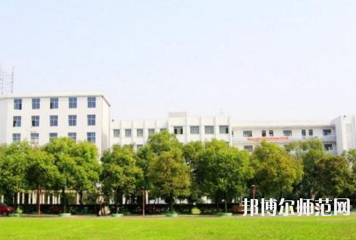 對于幼師學校的選擇，男生和女生是一樣的?，F(xiàn)在大部分學校的幼師專業(yè)在進行招生的時候，其實男生和女生的招生計劃是統(tǒng)一的，學校對學生的性別并沒有要求。所以，小伙伴們選擇幼師學校的重點不應(yīng)該是這所學校適合男生還是適合女生，而是這所學校本身的辦學條件好不好，以及學校的優(yōu)勢以及劣勢有哪些等等。接下來，對南昌理工職業(yè)中等專業(yè)學校感興趣的小伙伴們可以一起來看一看這所學校的具體情況。  南昌理工職業(yè)中等專業(yè)學校辦學理念 學校以“辦學校，不開學店，造福炎黃子孫!”為宗旨，遵循黨的教育方針，倡導(dǎo)“誠實、博愛、勤奮、自強”的校訓(xùn)，按照“理論夠用，注重實踐”的原則，為社會經(jīng)濟建設(shè)培養(yǎng)“一專多能”的應(yīng)用型人才。畢業(yè)生深受用人單位的歡迎。 例如推薦在“啟悅電子廠”工作的同學進廠第九天，就對8086高壓擊穿儀進行技術(shù)改造，降低了勞動強度，提高了生產(chǎn)效率。該廠董事長吳德和先生專程由臺北趕來我?？疾欤敿春灦藦S校合作協(xié)議。  接著我校又與深圳新飛通、深圳捷迪訊、上海偉創(chuàng)力、上海先進半導(dǎo)體、上海華微、杭州矢崎、蘇州生益科技、上海攜程旅行網(wǎng)等20多家公司建立了合作伙伴關(guān)系?？梢哉f：“選擇理工，就業(yè)輕松!” 學校與南昌航空大學聯(lián)合辦學，是南昌航空大學繼續(xù)教育學院教學點，依托南昌航空大學的人才、圖書、先進的教學設(shè)施，資源共享。學校有一支政治素質(zhì)高、教學和管理經(jīng)驗豐富的專兼職師資隊伍，正副教授、高級教師近半，其中不少曾獲得“最佳授課教師”的稱號。  南昌理工職業(yè)中等專業(yè)學校教學設(shè)置 學校除精湛的理論教學外，還設(shè)有圖書閱覽室、計算機中心、語音室和電工、電子、機電、機械加工、數(shù)控、酒店管理等實驗室能安排學生進行多種實驗，“邊講邊練，講練結(jié)合”，確保學生動手能力的培養(yǎng)。 學校采取多層次、開放性辦學和封閉式管理。不僅注重教育質(zhì)量，更注重道德品質(zhì)和綜合素質(zhì)教育。教育管理嚴格，始終把學校的安全工作放在首位，在2005-2010職業(yè)高校年檢中，得到市教育局有關(guān)領(lǐng)導(dǎo)的表揚，連續(xù)被評為職業(yè)教育辦學先進單位。  南昌理工職業(yè)中等專業(yè)學校報名手續(xù) 即日起可到校招生辦或當?shù)匚倚Ｕ猩c報名，或來函來電報名、網(wǎng)上報名。  本地區(qū)的應(yīng)屆初中畢業(yè)生可在就讀中學填中考志愿報名。  報到時帶好戶口本，五張一寸免冠照片和初高中畢業(yè)證書。  小編總結(jié) 南昌理工職業(yè)中等專業(yè)學校是一所按照“理論夠用，注重實踐”的原則，為社會經(jīng)濟建設(shè)培養(yǎng)“一專多能”的應(yīng)用型人才的中專學校，學校開設(shè)有幼師類的專業(yè)，對幼師行業(yè)感興趣的初中畢業(yè)生可以多加關(guān)注這所學校。接下來小伙伴們可以去到學校官網(wǎng)對學校做進一步的了解。當然，在南昌還有開設(shè)有幼師類專業(yè)的其他學校，大家也可以看看其他的學校怎么樣，做一個比較，然后選擇出最適合自己的一所。