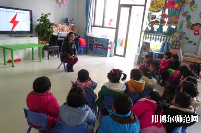 滄州2021年中專幼師學(xué)?？梢钥即髮? /><b>滄州2021年中專幼師學(xué)校可以考大專嗎</b><span>2020-12-16 13:15</span><p>滄州2021年中專幼師學(xué)?？梢钥即髮?？ 是可以的，成績比較理想的學(xué)生就可以直接選擇上普高學(xué)校，然后通過高考的方式進(jìn)入大學(xué)，</p></a></li>
            <li><a href=