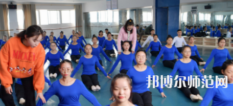 隨著社會(huì)的進(jìn)步，人們的生活得到了全面的改善，開始重視自己子女的教育，對(duì)教育人才的教學(xué)水準(zhǔn)就要求更高，使得很多學(xué)生都想要報(bào)考幼師學(xué)校。如果大家已經(jīng)做出了決定，要上幼師學(xué)校，就一定要盡早去了解學(xué)校信息。你越早了解學(xué)校，你可以選擇的學(xué)校就越多，就越能找到適合你的學(xué)校。幼師工作工作也相對(duì)輕松，不用從事體力勞動(dòng)?，F(xiàn)在家長(zhǎng)對(duì)孩子的教育非?？粗?，幼兒園也越來越正規(guī)，都需要幼師幼師從業(yè)資格證。  思南中等職業(yè)學(xué)校辦學(xué)條件 學(xué)校老校區(qū)占地面積120.6畝，新校區(qū)200畝，校園拓展空間大。校內(nèi)布局分為：教學(xué)區(qū)、實(shí)驗(yàn)實(shí)訓(xùn)區(qū)、產(chǎn)教結(jié)合區(qū)、生活區(qū)、行政辦公區(qū)、體育運(yùn)動(dòng)區(qū)、美化綠化區(qū)等。各場(chǎng)所均按標(biāo)準(zhǔn)設(shè)計(jì)規(guī)劃，達(dá)到國家示范校要求的學(xué)校教學(xué)、實(shí)訓(xùn)、師生學(xué)習(xí)、工作、生活等方面需要的效果。  思南中等職業(yè)學(xué)校目標(biāo)明確 學(xué)校培養(yǎng)目標(biāo)明確，人才“出口”暢通，堅(jiān)持德育為先，技能為重，全面發(fā)展與特長(zhǎng)發(fā)展相結(jié)合。圍繞“自強(qiáng)篤行、厚德精技”的校訓(xùn)，堅(jiān)持“四自”(自信、自強(qiáng)、自律、自愛)、“四會(huì)”(學(xué)會(huì)做人，學(xué)會(huì)做事，學(xué)會(huì)求知，學(xué)會(huì)生活)的教育培養(yǎng)目標(biāo)。  實(shí)行考與教分離，重視學(xué)生職業(yè)技能大賽，以賽促學(xué)，以賽促教;重視教師、學(xué)生下企業(yè)參與一線生產(chǎn)實(shí)踐，重視創(chuàng)建“校企聯(lián)動(dòng)”、“工學(xué)結(jié)合”、“教學(xué)做一體”的人才培養(yǎng)模式，畢業(yè)生就業(yè)并能與企業(yè)接軌，與農(nóng)戶融合，人才培養(yǎng)質(zhì)量顯著提高。  銅仁碧江中等職業(yè)學(xué)校簡(jiǎn)介 銅仁市碧江區(qū)中等職業(yè)學(xué)校創(chuàng)辦于1989年，是一所隸屬于碧江區(qū)人民政府的貴州省示范性中等職業(yè)學(xué)校。學(xué)校規(guī)劃占地面積420畝，規(guī)劃建筑面積13萬余平方米，總投資約5.8億元。教學(xué)區(qū)、生活區(qū)、運(yùn)動(dòng)區(qū)、綠化區(qū)布局合理，功能設(shè)施完善，環(huán)境優(yōu)美，地處銅仁市川硐教育園區(qū)桃園大道北側(cè)，毗鄰銅仁幼專、貴州健康職業(yè)學(xué)院，有著豐富的文化資源和育人氛圍。  學(xué)校自2013年搬遷至川硐教育園區(qū)以來，領(lǐng)導(dǎo)班子帶領(lǐng)廣大教師銳意進(jìn)取，和諧奮進(jìn)，確立了“發(fā)展教師、成就學(xué)生、服務(wù)社會(huì)”的辦學(xué)理念，圍繞“辦出特色、形成風(fēng)格、爭(zhēng)創(chuàng)一流”的辦學(xué)目標(biāo)，形成了“醫(yī)護(hù)為主、產(chǎn)教結(jié)合、校企合作”的辦學(xué)特色。  現(xiàn)在整體新生人口的增量將直接體現(xiàn)在幼兒園在園人數(shù)的增加，我國當(dāng)前幼師行業(yè)的需求還是很大的，遠(yuǎn)遠(yuǎn)不足國家的計(jì)劃，所以從事幼師行業(yè)前景是很好的。幼兒園、教育機(jī)構(gòu)、培訓(xùn)機(jī)構(gòu)、藝體教育行業(yè)等相關(guān)行業(yè)都需要大量新型教育人才，學(xué)生選擇了教育行業(yè)正好符合當(dāng)今的教育的需求，所以對(duì)同學(xué)們來講就業(yè)前景是非常具有潛力化的。